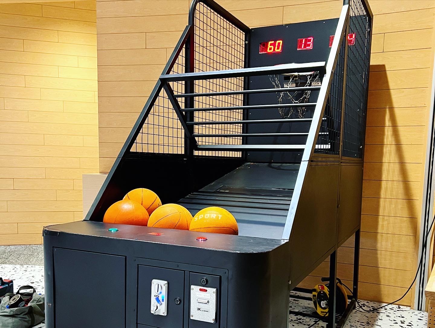 basketball throwing arcade machine for rental