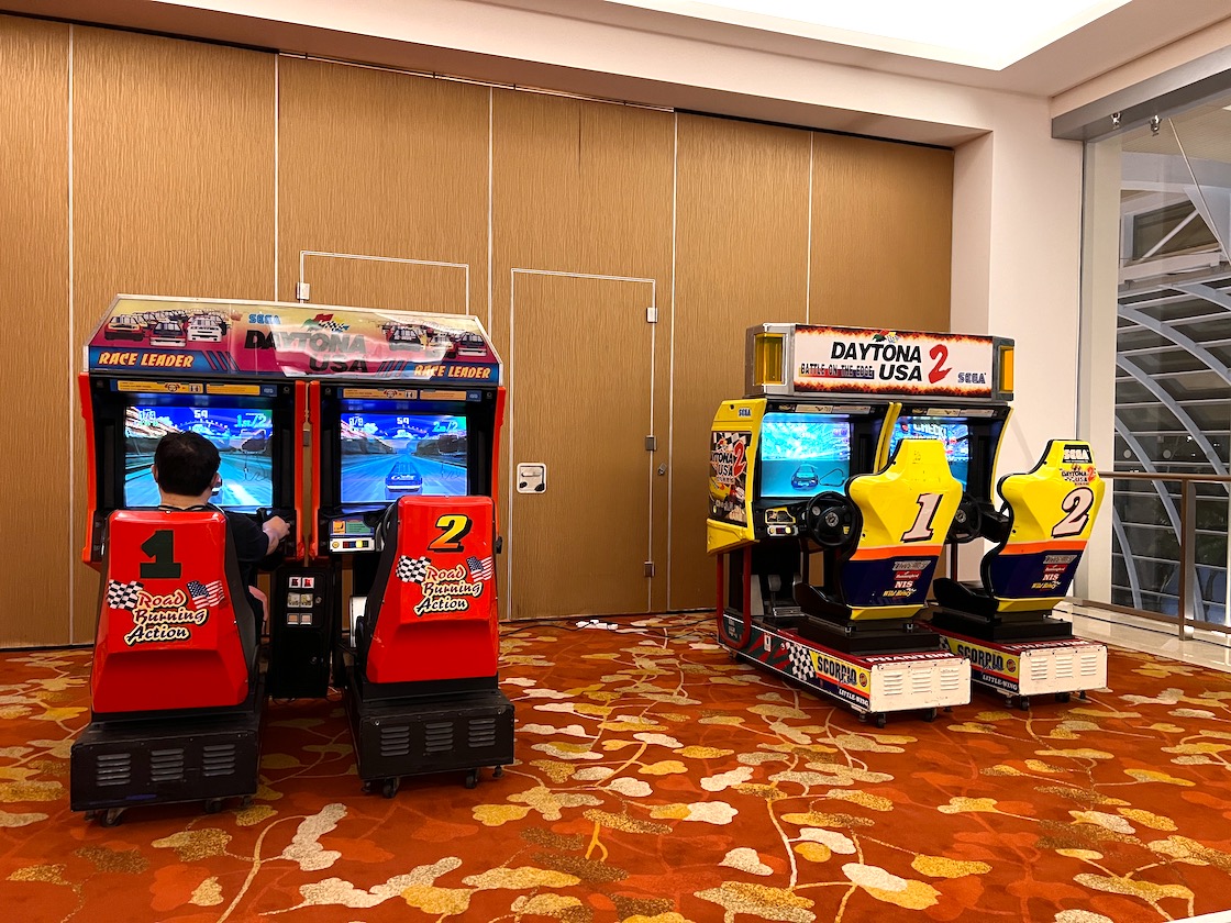 daytona arcade machine red and yellow